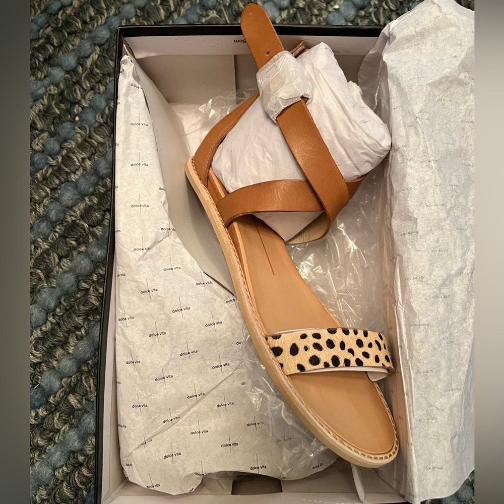 New in box Nolan dolce vita leopard calf hide hair sandals 7.5